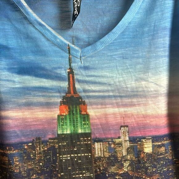 TRUE ROCK Cityscape V-Neck Tee - Blue and White L - Picture 3 of 16